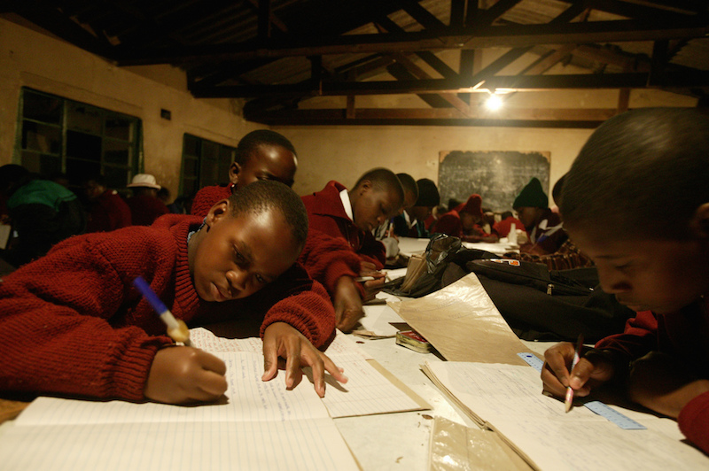 Zajęcia w szkole w Zimbabwe. Dzięki zbudowaniu małej elektrowni wodnej na okolicznej rzece, placówka może działać również po zmroku. W ten sposób dzieciom łatwiej pogodzić obowiązki domowe i naukę. Zdjęcie: Practical Action Zajęcia w szkole w Zimbabwe. Dzięki zbudowaniu małej elektrowni wodnej na okolicznej rzece, placówka może działać również po zmroku. W ten sposób dzieciom łatwiej pogodzić obowiązki domowe i naukę. Zdjęcie: Practical Action