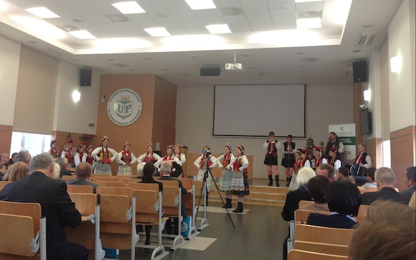 © EDUNEWS.PL - zespół "Małe Słowianki" podczas 24. sympozjum C-M-E